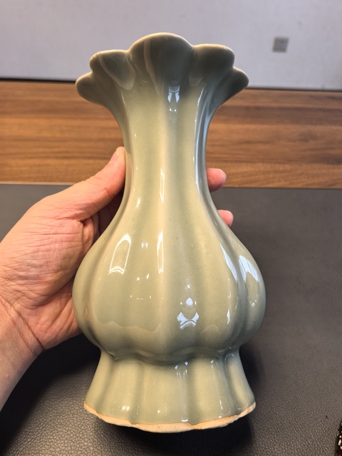 古玩陶瓷青釉瓜棱花口撇口瓶真品鑒賞圖
