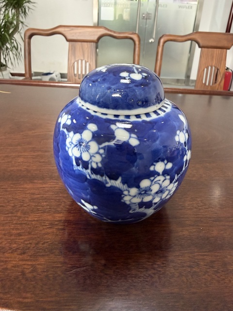 古玩陶瓷青花留白梅紋蓋罐真品鑒賞圖