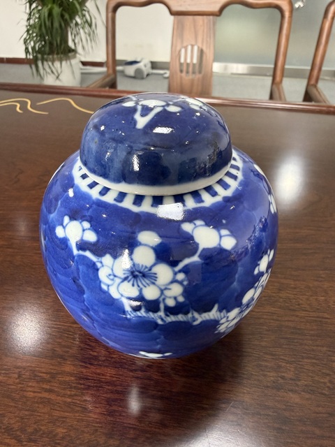 古玩陶瓷青花留白梅紋蓋罐真品鑒賞圖