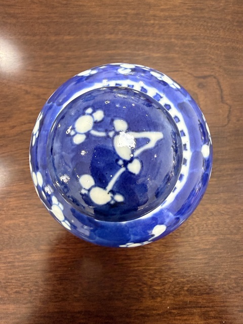 古玩陶瓷青花留白梅紋蓋罐真品鑒賞圖
