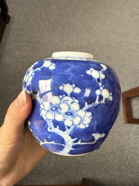 古玩陶瓷青花留白梅紋蓋罐真品鑒賞圖