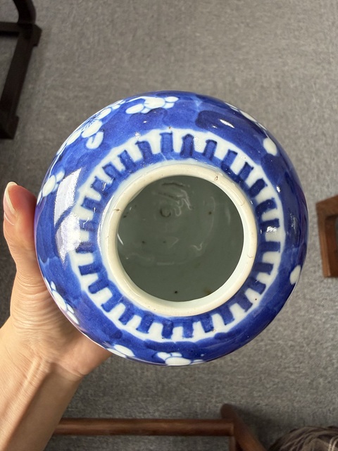 古玩陶瓷青花留白梅紋蓋罐真品鑒賞圖