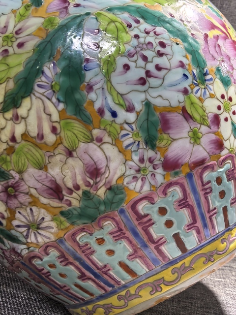 古玩陶瓷百花不落地粉彩天球瓶真品鑒賞圖