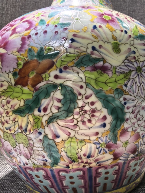 古玩陶瓷百花不落地粉彩天球瓶真品鑒賞圖