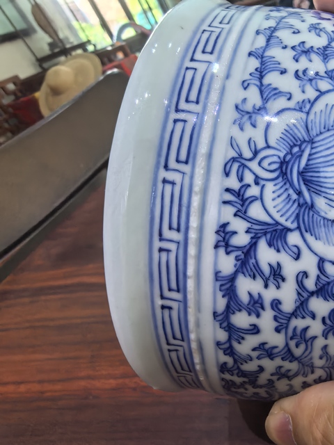 古玩陶瓷清中·青花纏枝花卉紋案缸 真品鑒賞圖