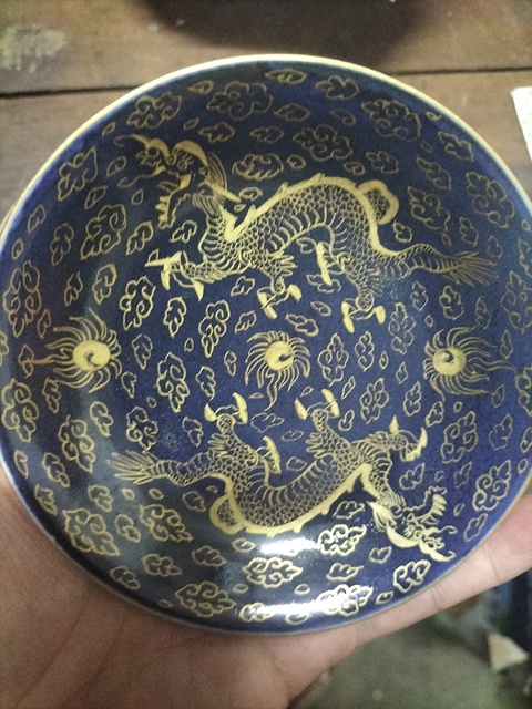 古玩陶瓷藍釉地描金龍紋盤真品鑒賞圖