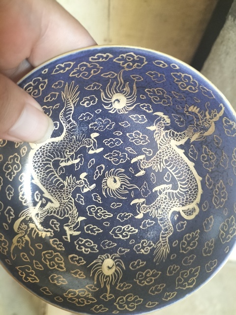 古玩陶瓷藍釉地描金龍紋盤真品鑒賞圖