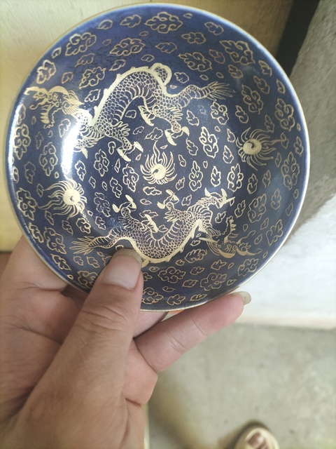 古玩陶瓷藍釉地描金龍紋盤真品鑒賞圖