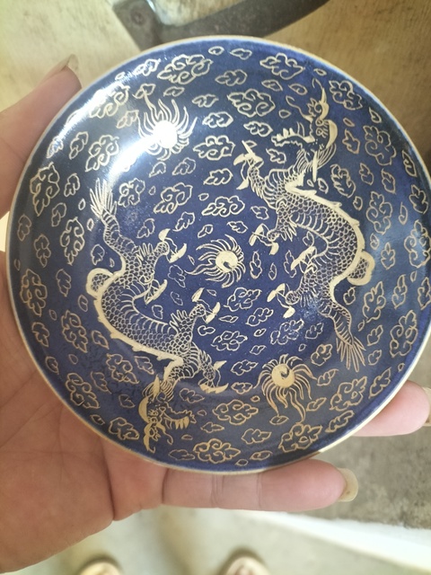 古玩陶瓷藍釉地描金龍紋盤真品鑒賞圖