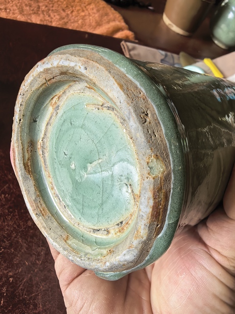 古玩陶瓷龍泉窯青釉刻花瓶真品鑒賞圖