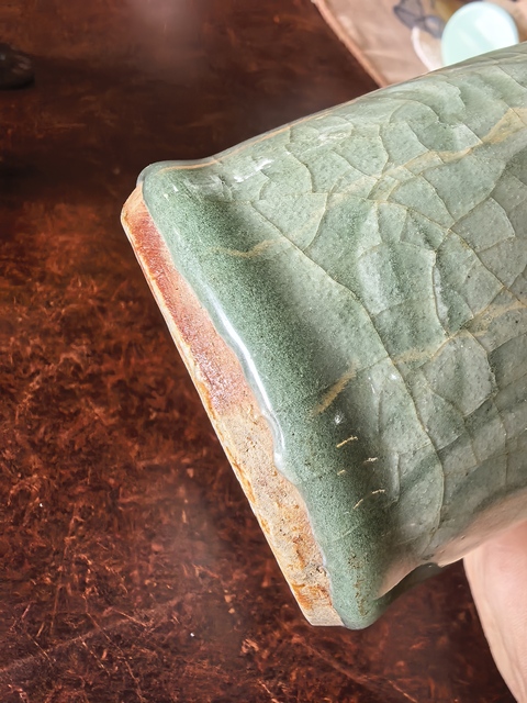 古玩陶瓷龍泉窯青釉刻花瓶真品鑒賞圖