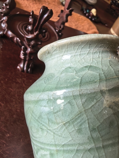 古玩陶瓷龍泉窯青釉刻花瓶真品鑒賞圖