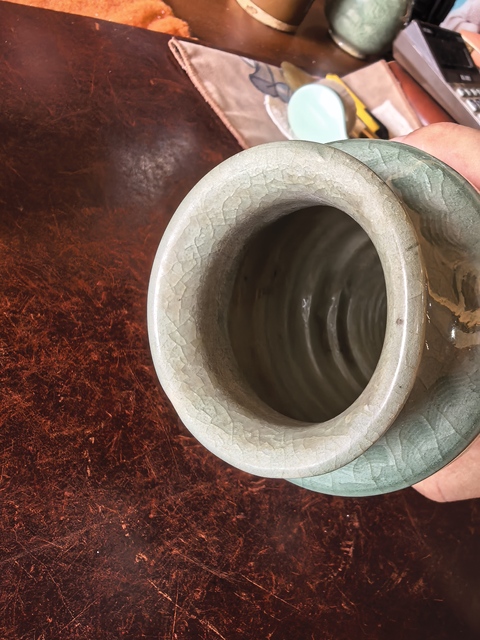 古玩陶瓷龍泉窯青釉刻花瓶真品鑒賞圖