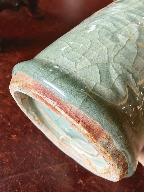 古玩陶瓷龍泉窯青釉刻花瓶真品鑒賞圖