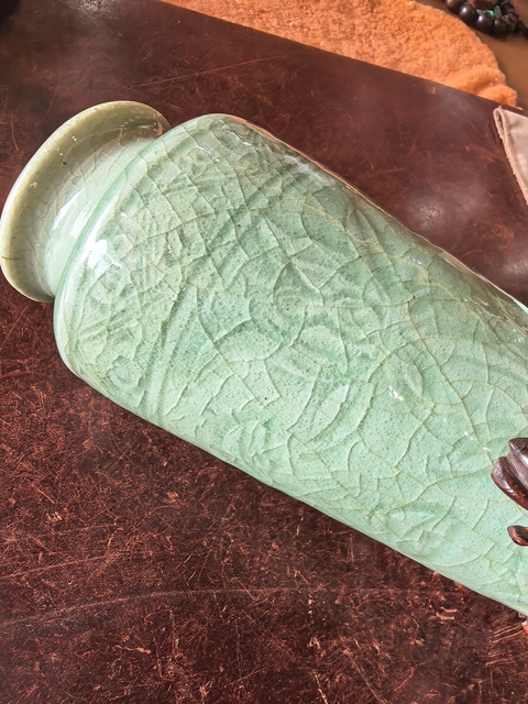 古玩陶瓷龍泉窯青釉刻花瓶真品鑒賞圖