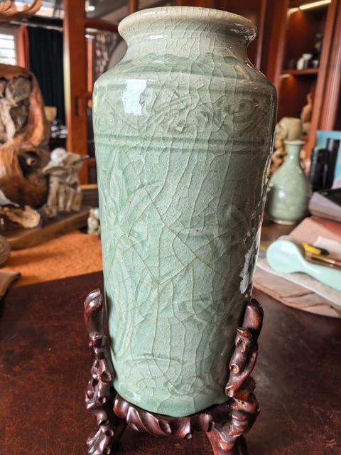 古玩陶瓷龍泉窯青釉刻花瓶真品鑒賞圖