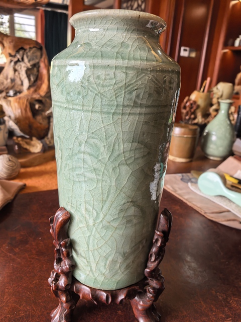 古玩陶瓷龍泉窯青釉刻花瓶真品鑒賞圖