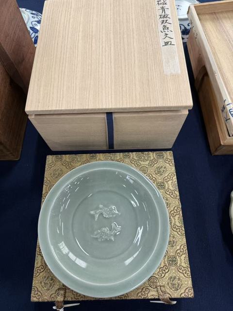古玩陶瓷龍泉青瓷雙魚盤真品鑒賞圖