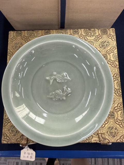 古玩陶瓷龍泉青瓷雙魚盤真品鑒賞圖