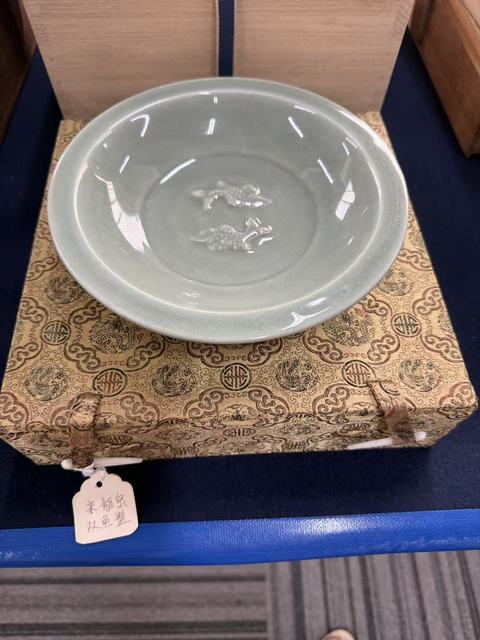 古玩陶瓷龍泉青瓷雙魚盤真品鑒賞圖