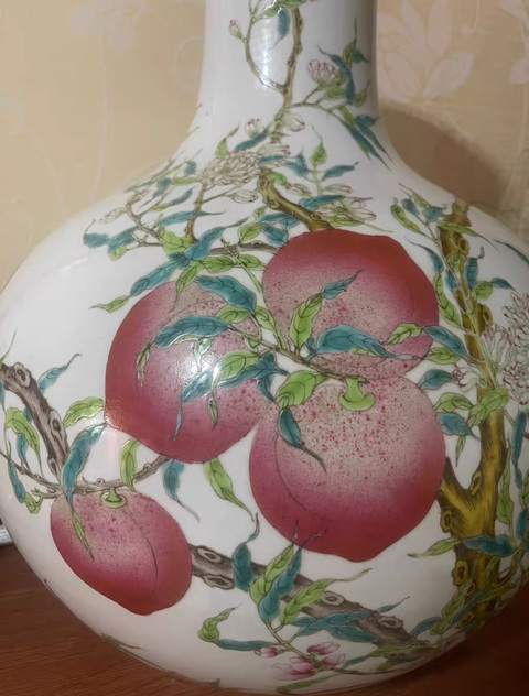 古玩陶瓷桃紋粉彩天球瓶真品鑒賞圖