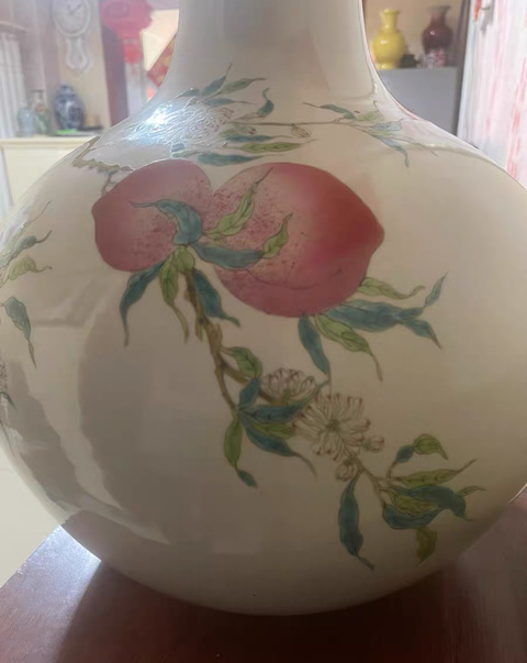 古玩陶瓷桃紋粉彩天球瓶真品鑒賞圖