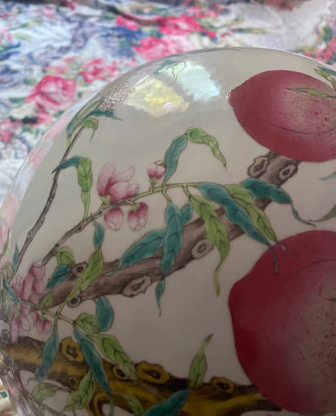 古玩陶瓷桃紋粉彩天球瓶真品鑒賞圖