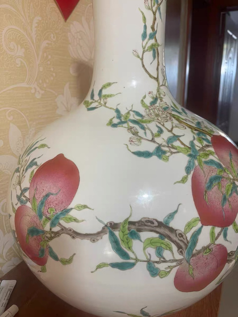 古玩陶瓷桃紋粉彩天球瓶真品鑒賞圖