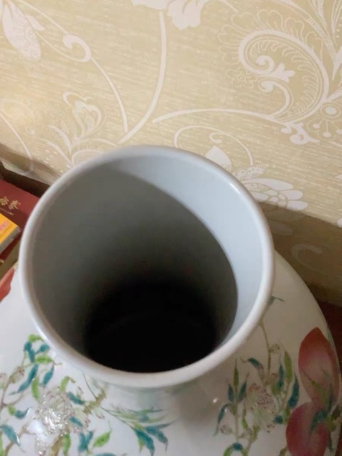 古玩陶瓷桃紋粉彩天球瓶真品鑒賞圖