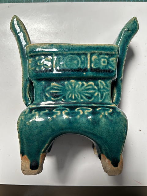 古玩陶瓷吉語紋綠釉印花鼎式香爐真品鑒賞圖