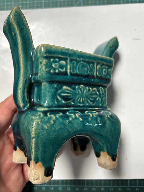 古玩陶瓷吉語紋綠釉印花鼎式香爐真品鑒賞圖
