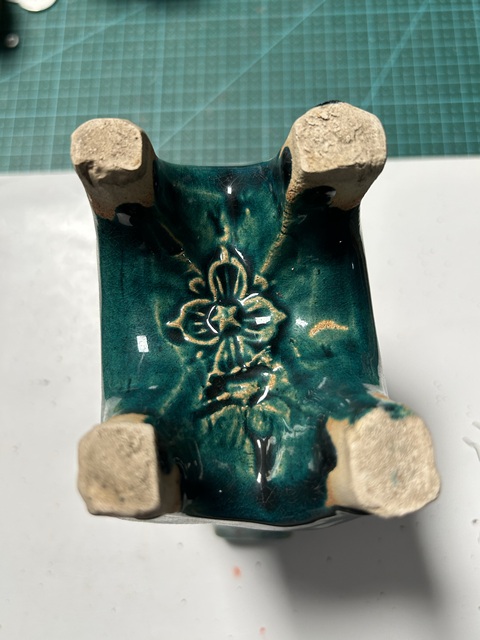 古玩陶瓷吉語紋綠釉印花鼎式香爐真品鑒賞圖