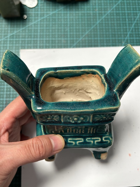 古玩陶瓷吉語紋綠釉印花鼎式香爐真品鑒賞圖