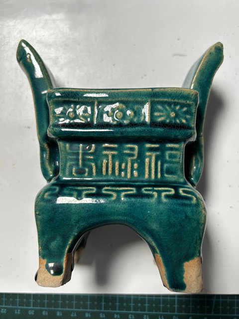 古玩陶瓷吉語紋綠釉印花鼎式香爐真品鑒賞圖