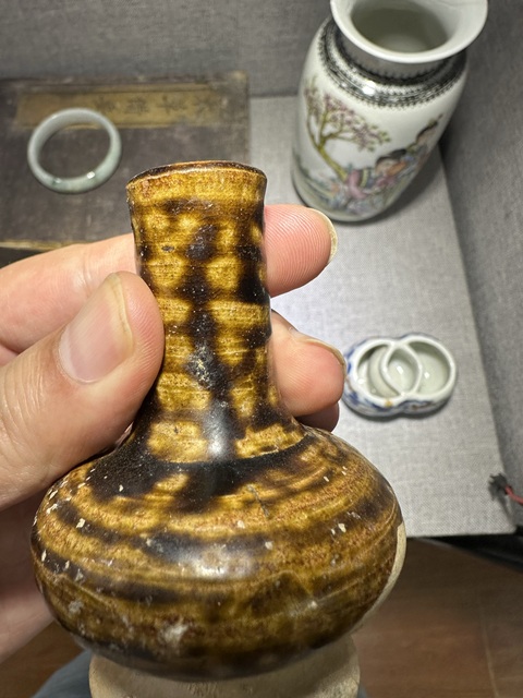 古玩陶瓷褐釉直頸瓶真品鑒賞圖