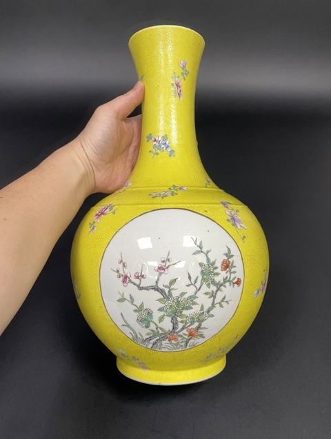 古玩陶瓷黃釉地開光粉彩賞瓶真品鑒賞圖