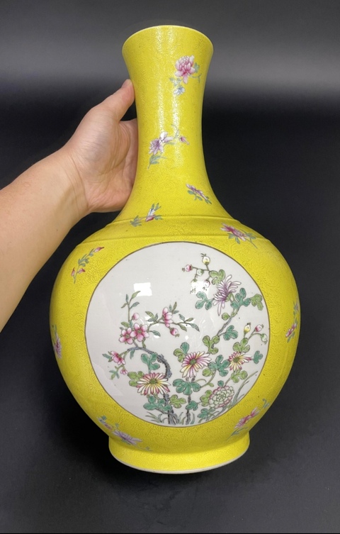 古玩陶瓷黃釉地開光粉彩賞瓶真品鑒賞圖