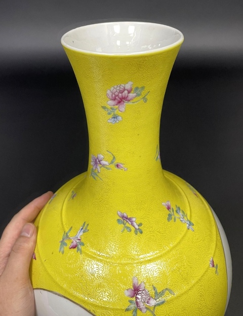 古玩陶瓷黃釉地開光粉彩賞瓶真品鑒賞圖