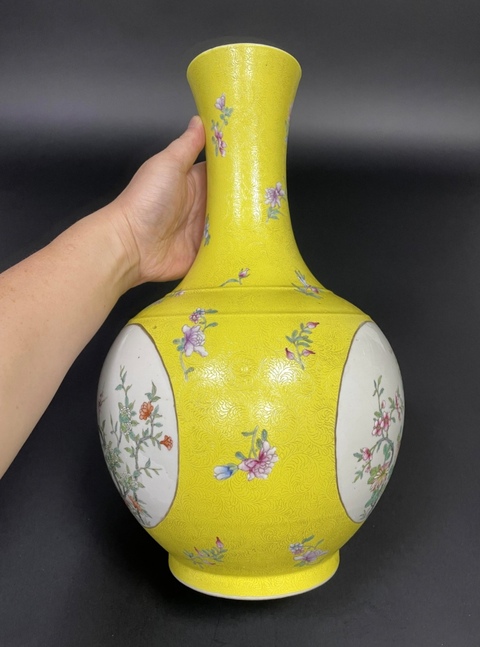 古玩陶瓷黃釉地開光粉彩賞瓶真品鑒賞圖