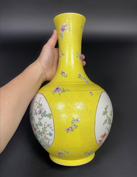 古玩陶瓷黃釉地開光粉彩賞瓶真品鑒賞圖