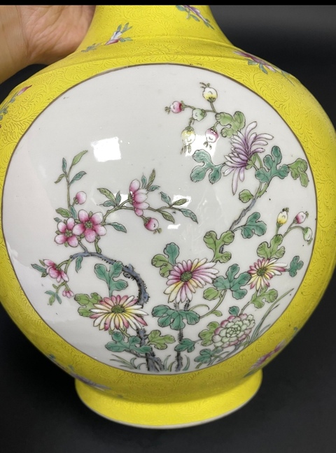 古玩陶瓷黃釉地開光粉彩賞瓶真品鑒賞圖