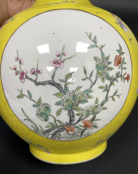 古玩陶瓷黃釉地開光粉彩賞瓶真品鑒賞圖