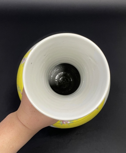 古玩陶瓷黃釉地開光粉彩賞瓶真品鑒賞圖