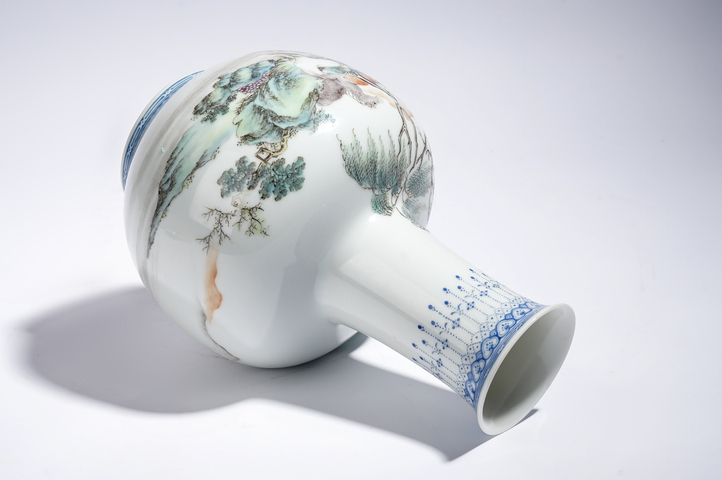 古玩陶瓷民國·琺瑯彩八駿圖天球瓶真品鑒賞圖