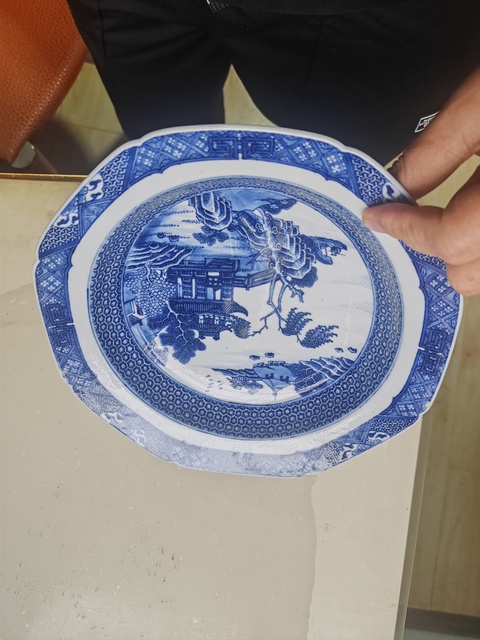 古玩陶瓷樓臺亭閣山水紋青花盤真品鑒賞圖