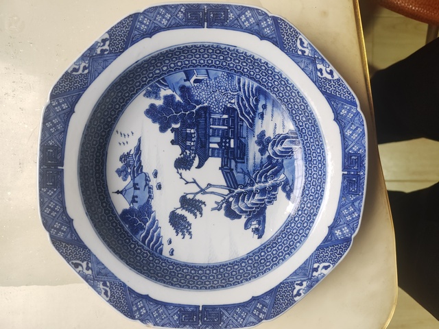 古玩陶瓷樓臺亭閣山水紋青花盤真品鑒賞圖