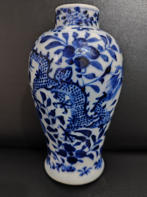 古玩陶瓷花間龍紋青花雞腿瓶真品鑒賞圖