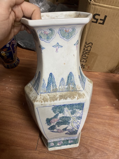 古玩陶瓷粉彩花鳥紋六方瓶真品鑒賞圖