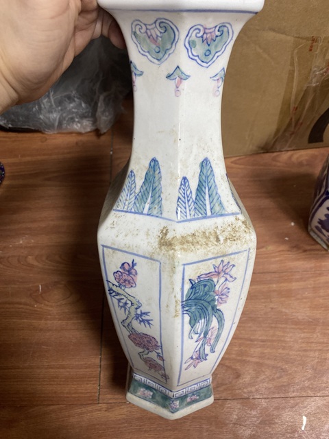 古玩陶瓷粉彩花鳥紋六方瓶真品鑒賞圖