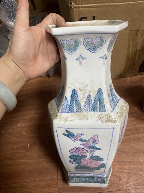 古玩陶瓷粉彩花鳥紋六方瓶真品鑒賞圖